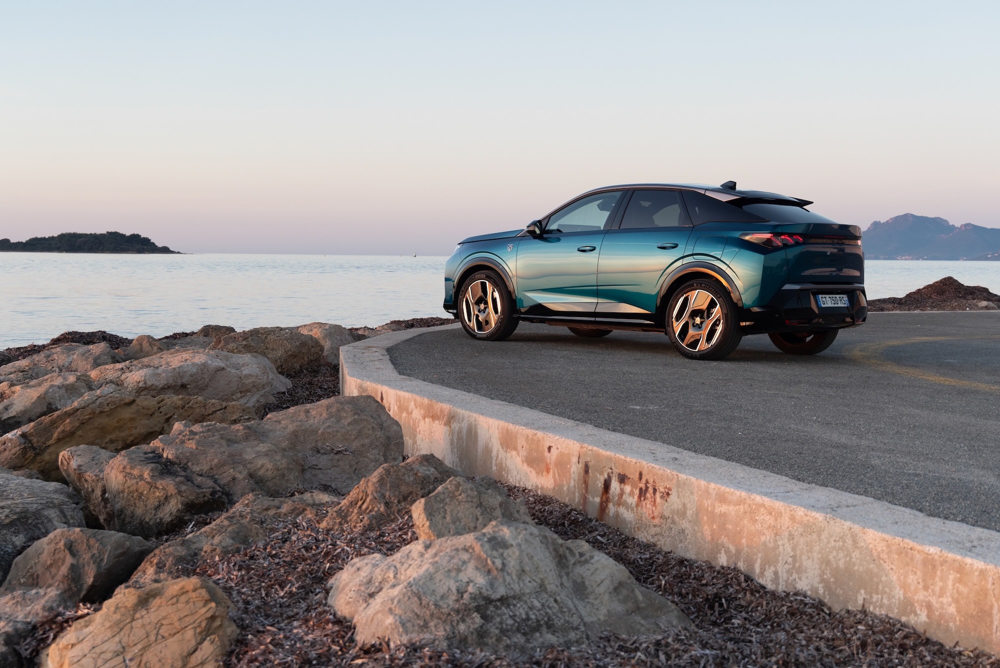 PEUGEOT E 3008 GT Obsession Blue 16